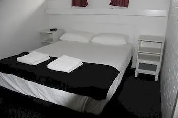 Caloundra Suncourt Motel 3*,  Australia
